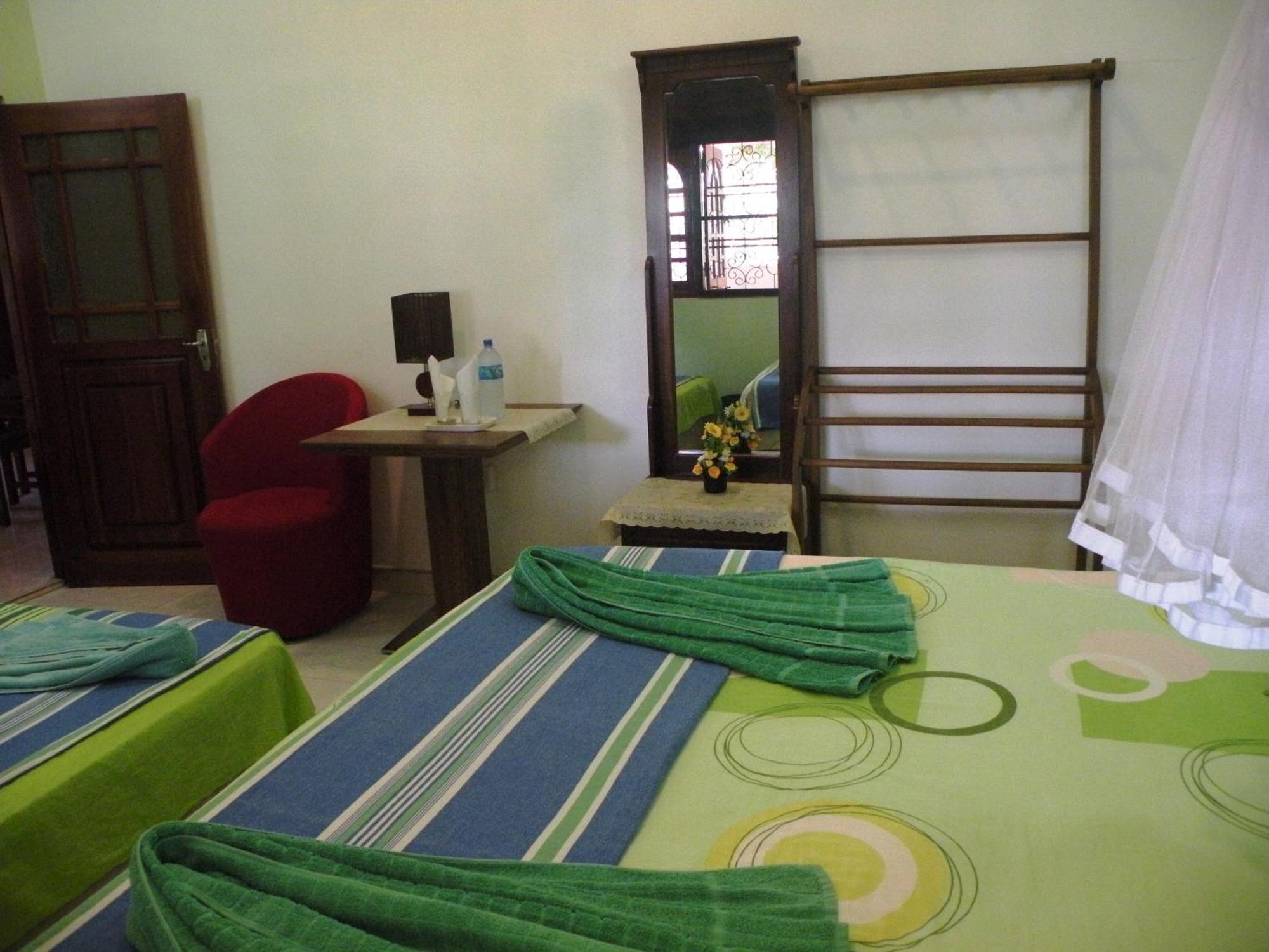 Henderson Airport Residence Negombo Ruang foto