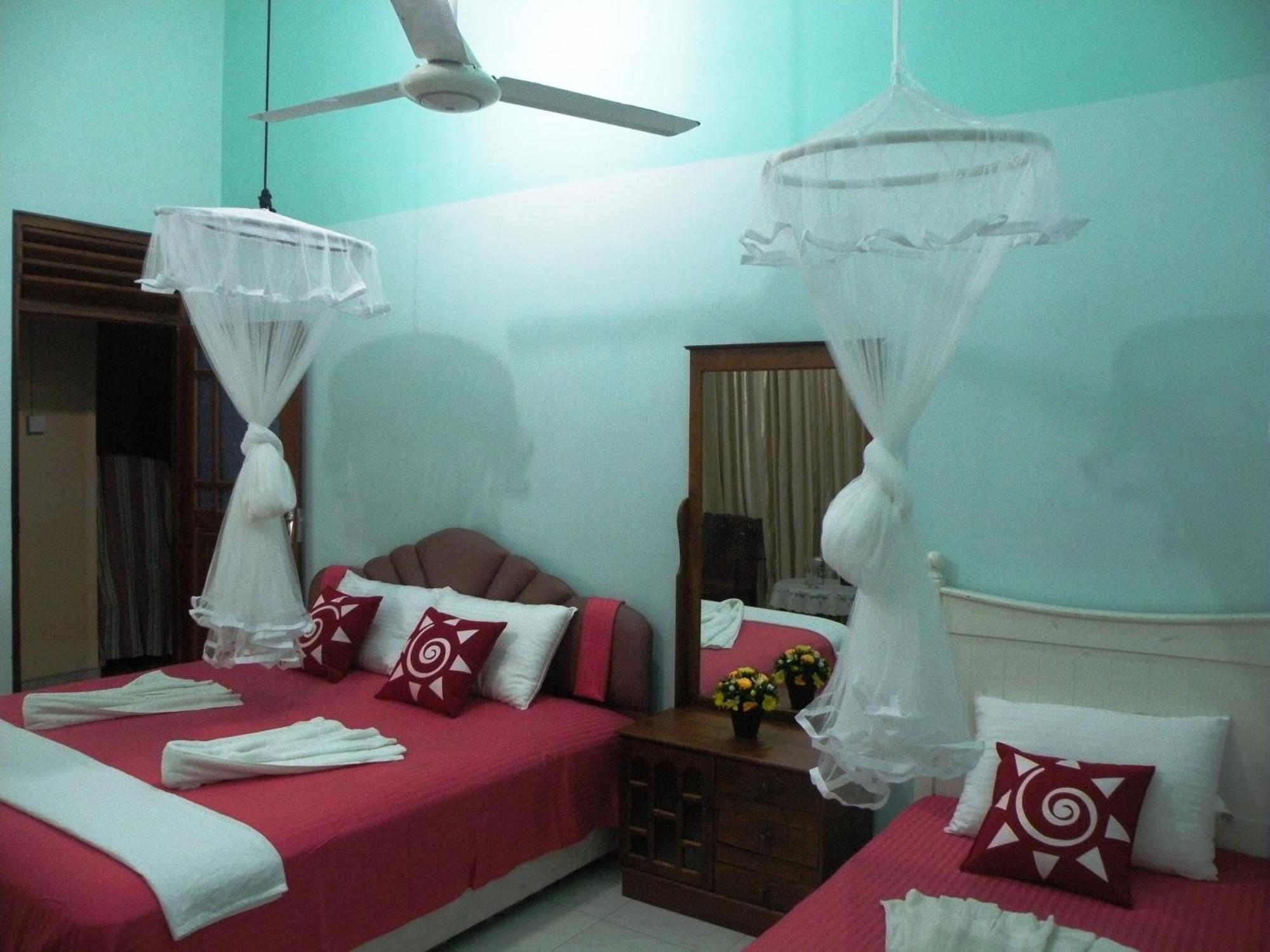 Henderson Airport Residence Negombo Ruang foto