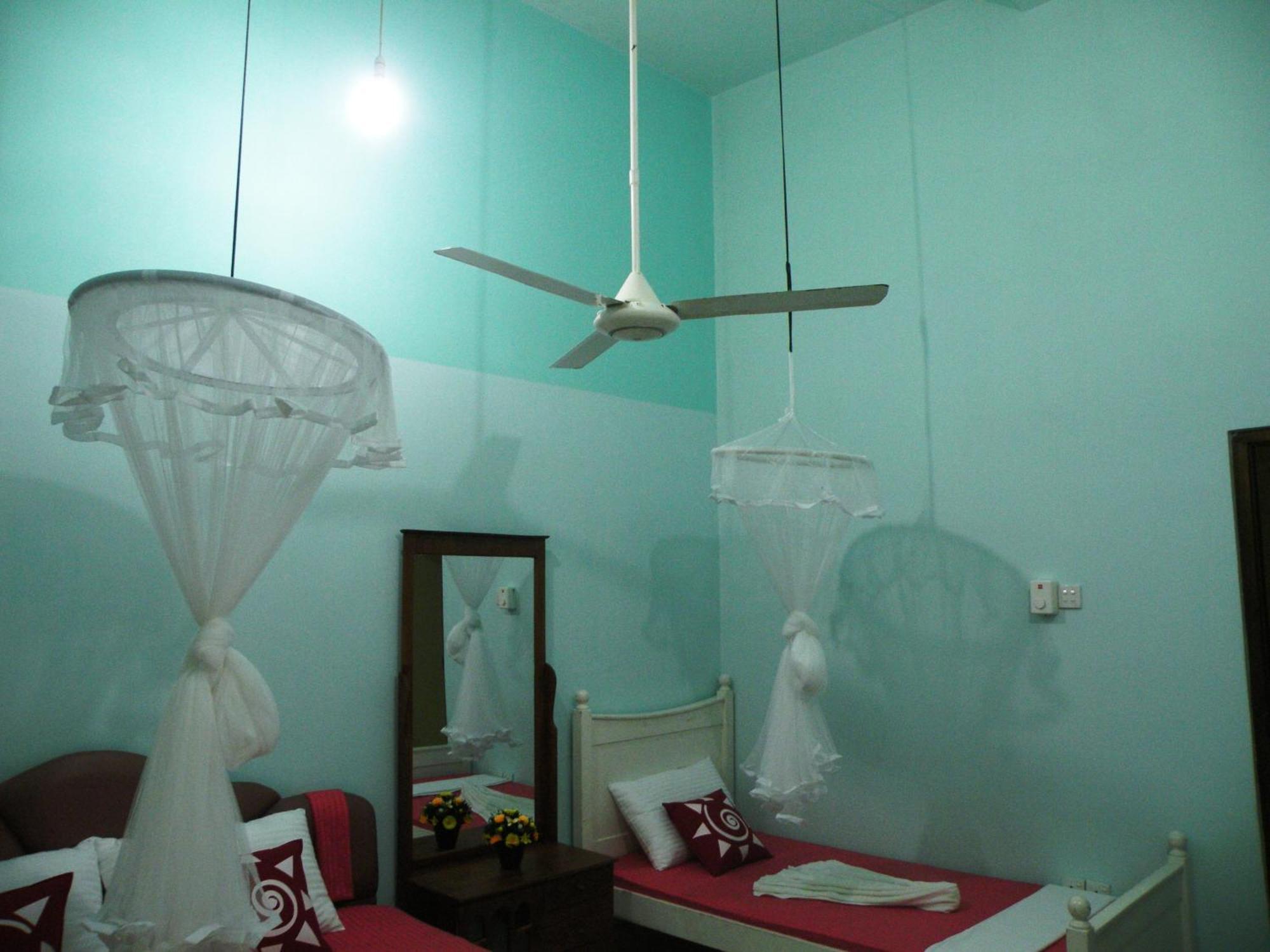 Henderson Airport Residence Negombo Ruang foto