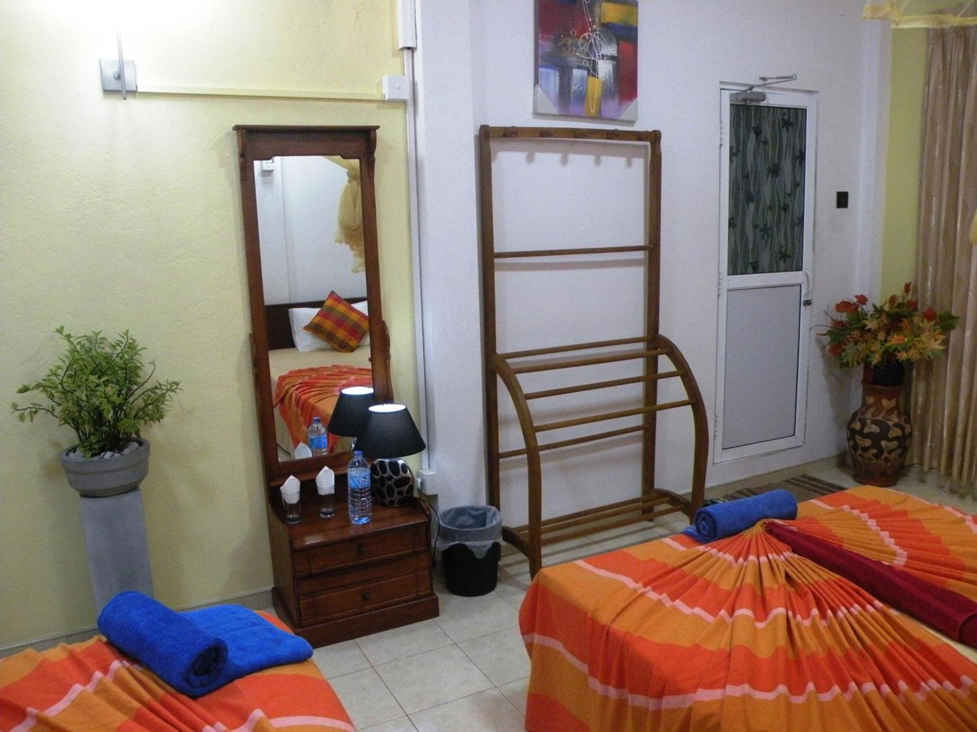 Henderson Airport Residence Negombo Ruang foto