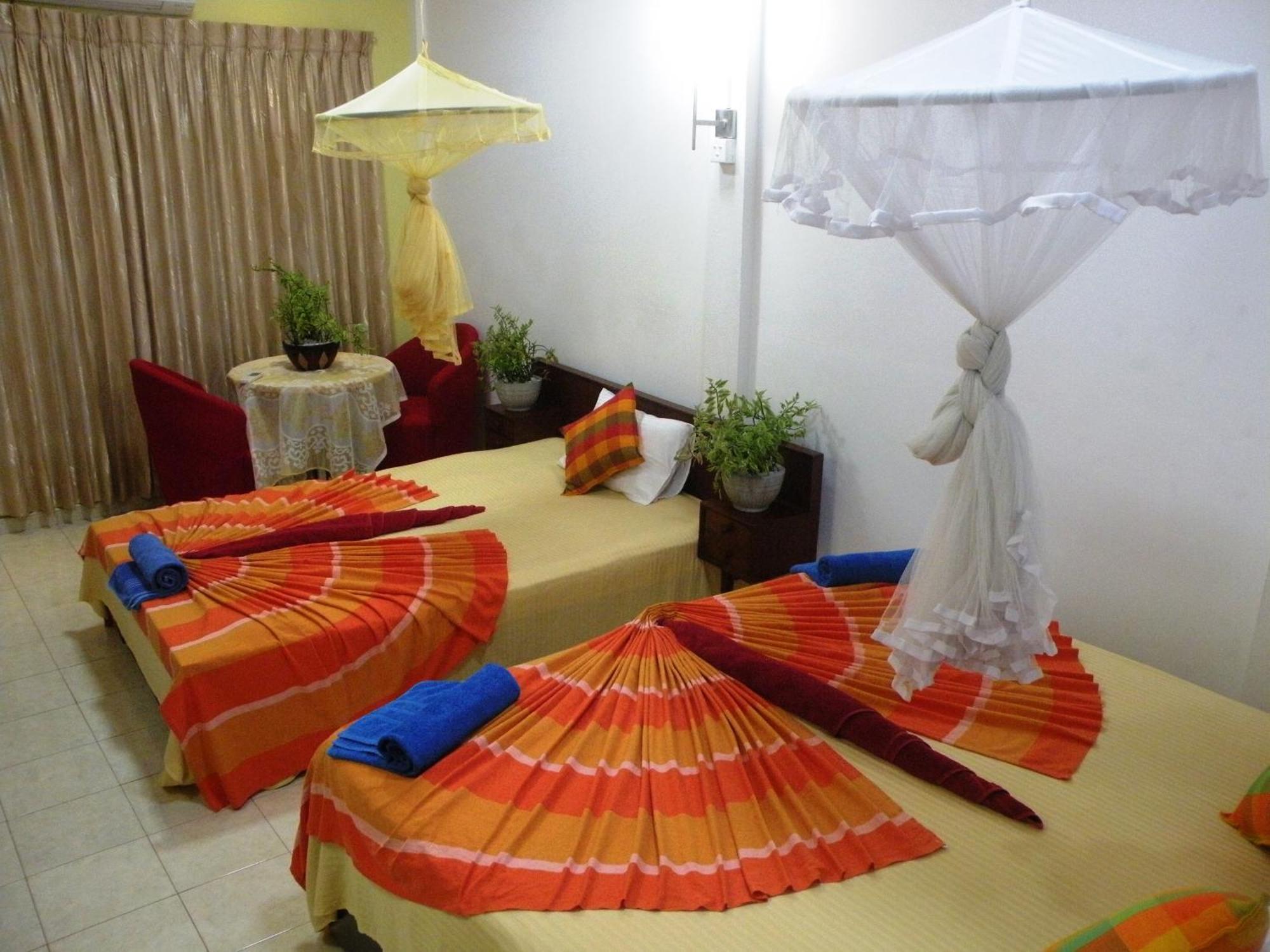 Henderson Airport Residence Negombo Ruang foto
