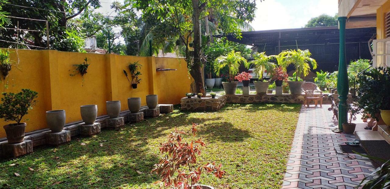 Henderson Airport Residence Negombo Bagian luar foto