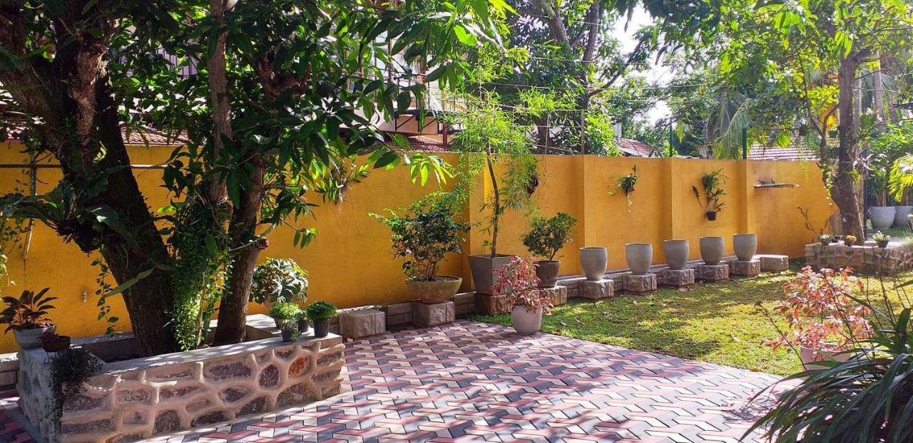Henderson Airport Residence Negombo Bagian luar foto